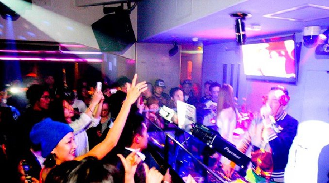 【銀座 カウントダウン GENIUS TOKYO】今夜はジニアスDJ総出演で盛り上げる、毎年お祭り騒ぎのジニアスカウントダウンパーティー開催★当日は振る舞い酒あり★クーポンでお得★