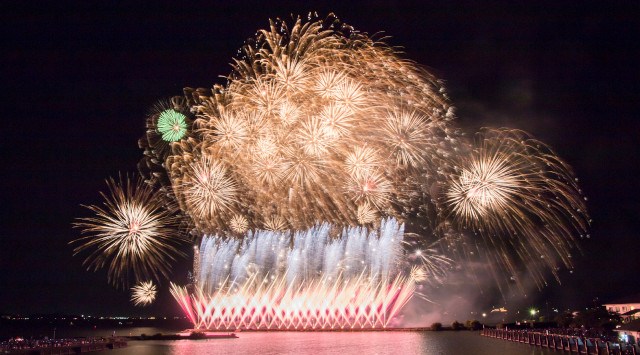 長浜・北びわ湖大花火大会2023 - 豊公園自由広場の琵琶湖沖合 伝統行事・日程・見どころ・混雑状況・開催場所 - 夏祭り 花火大会 2023