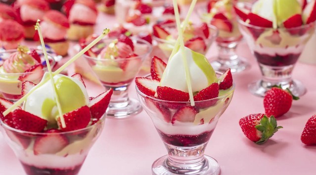 開放的なラウンジで楽しむ、目にも華やかな苺スイーツの大行進彩り豊かな12種類のスイーツを心ゆくまで堪能できる 　贅沢パフェや苺尽くしのアフタヌーンティーも登場　横浜ベイシェラトン ホテル＆タワーズ