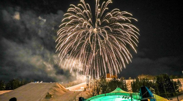 ランタンと冬花火 花火大会2024 - ニューグリーンピア津南 新潟県中魚沼郡津南町秋成 - 日程・穴場・見所・打ち上げ時間 - 花火大会 お祭り 2024