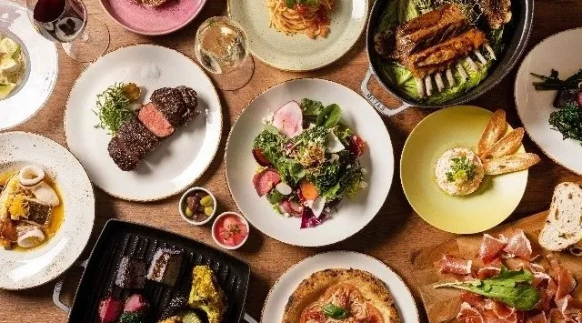 JAM17 DINING & BAR｜DJ＆テーブルマジックで盛り上がる！新宿・歌舞伎町のカウントダウンパーティー開催— ご家族・ご友人と楽しむ、温もりあふれるシェアスタイルの新春ディナーもご用意 —