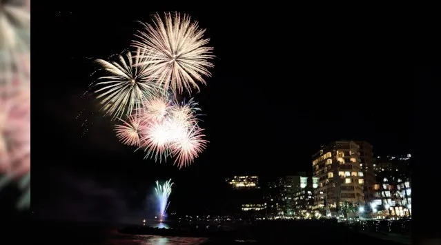 熱川温泉クリスマス花火大会 2025 静岡県賀茂郡東伊豆町 熱川海岸通り - 日程・時間・雨天・穴場・見所・打ち上げ時間・観覧場所 - お祭り 花火大会