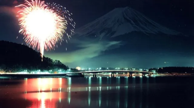 河口湖冬花火 花火大会 2026 河口湖冬花火 花火大会 2026 大池公園(メイン会場)、畳岩、八木崎公園 山梨県南都留郡富士河口湖町船津 - 日程・穴場・見所・打ち上げ時間 - 花火大会 お祭り