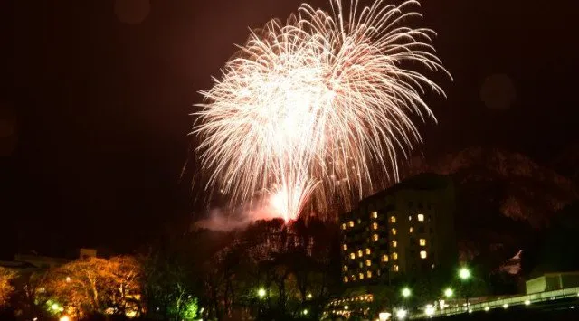 宇奈月温泉 雪上花火大会 2026 宇奈月温泉街 富山県黒部市宇奈月温泉 伝統行事・日程・見どころ・混雑状況・開催場所 - お祭り