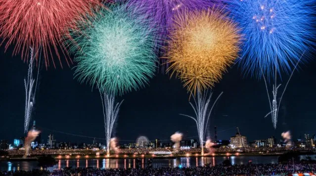足立の花火 足立区花火大会2026 荒川河川敷（東京メトロ千代田線鉄橋～西新井橋間） - 伝統行事・日程・見どころ・混雑状況・開催場所 - 夏祭り 花火大会