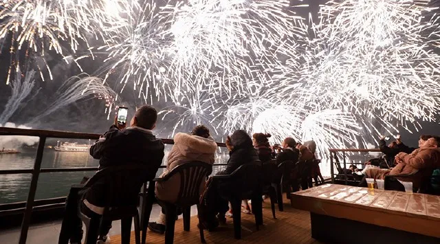 	びわ湖大津 ナイトクルーズ花火 花火大会2026 大津市びわ湖沖（場所はシークレット） - 日程・穴場・見所・打ち上げ時間 - 花火大会 お祭り