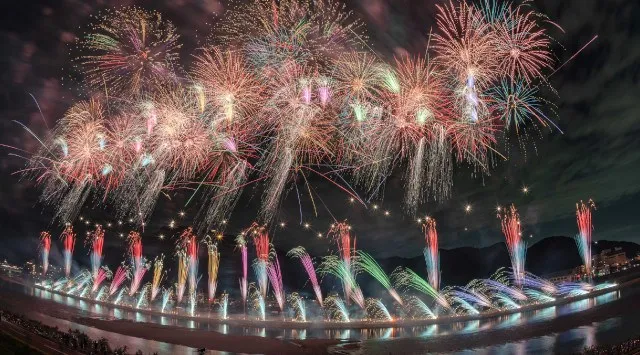 岐阜花火大会2026・ぎふ長良川花火大会 - 打ち上げ予定時間・日程・場所 - 岐阜市長良川河畔、長良橋下流～金華橋上流 （川の北側が観覧エリア、川の南側中州が打上げ会場） 東海岐阜夏祭り
