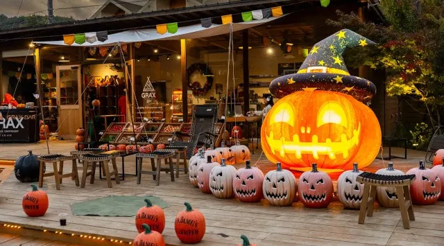 ASOBIYUKU 京都るり渓温泉、秋の恒例イベント【ASOBIYUKU HALLOWEEN 2026】9月1日より開催 ファイヤーパフォーマンスやマジックショーなどを実施 カトープレジャーグループ