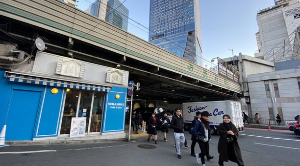 【渋谷スクランブルカフェ＆バー】クーポン利用でお得に！渋谷駅、目の前のカフェ＆バー“SCRAMBLE Cafe & Bar！渋谷クラブ好きもおすすめのカフェ、DJ、VDJ！[日・祝] 