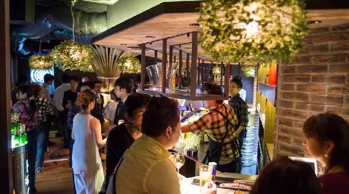新宿スタンドバージャム - 平日も楽しもう！業界初、スタンディングスタイルで交流できるバーラウンジ！最大11時間飲み放題