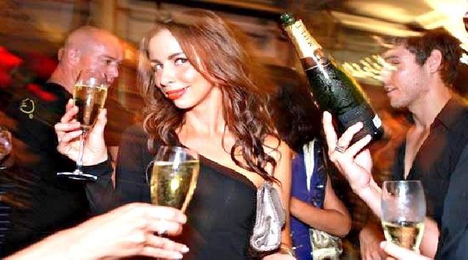 【青山： クリスタルラウンジ 12/12 金曜日】流行の最先端でセレブな『Crystal LOUNGE』で素敵なParty☆Moet&Chandon協賛