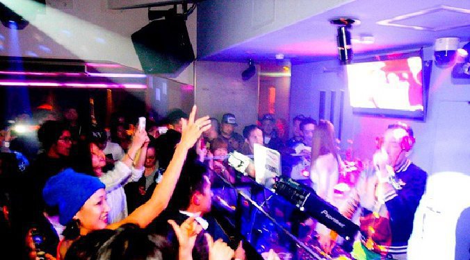 【銀座:GENIUS TOKYO 2/8 金曜日】あのお笑い芸人“デッカチャン”こと【DJ DEKKA】が出演！銀座のクラブディスコパーティーといえば、ジニアス東京★クーポン利用でお得にイベント参加！