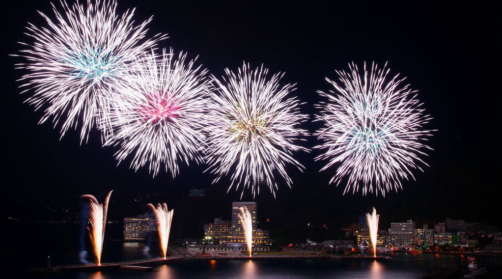 熱海海上花火大会 2021 日程・時間・雨天・穴場・見所・打ち上げ時間 / 観覧場所／サンビーチ海水浴場～熱海港まで海岸線一帯 - 静岡花火大会2021