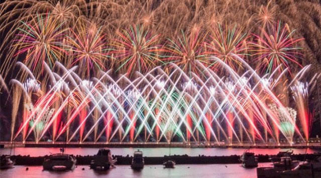 熱海海上花火大会 2022 日程・時間・雨天・穴場・見所・打ち上げ時間 / 観覧場所／サンビーチ海水浴場～熱海港まで海岸線一帯 - 静岡花火大会2022