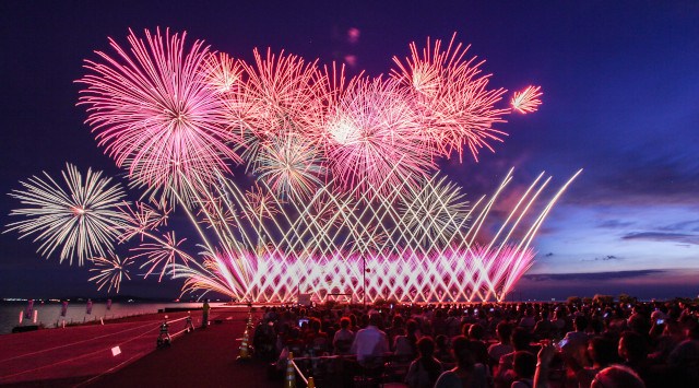 長浜・北びわ湖大花火大会2023 - 豊公園自由広場の琵琶湖沖合 伝統行事・日程・見どころ・混雑状況・開催場所 - 夏祭り 花火大会 2023
