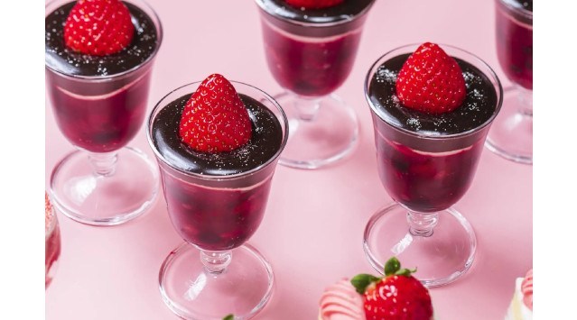 開放的なラウンジで楽しむ、目にも華やかな苺スイーツの大行進彩り豊かな12種類のスイーツを心ゆくまで堪能できる 　贅沢パフェや苺尽くしのアフタヌーンティーも登場　横浜ベイシェラトン ホテル＆タワーズ