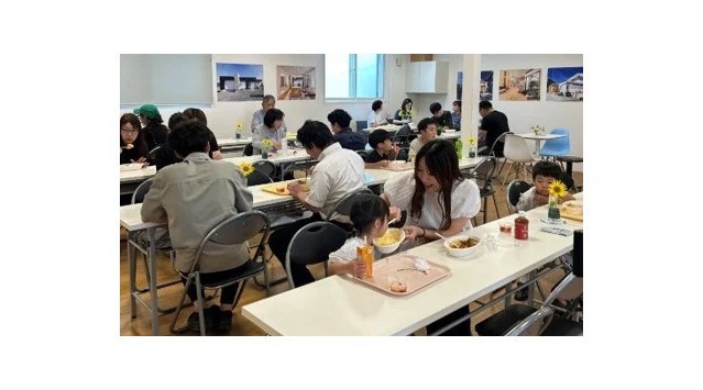 カレー大學卒業生が大活躍！給食のない夏休み中の「昼食難民」のこどもを救うべく鹿児島の住宅メーカーの七呂建設が「こども食堂」を 開催。カレーを無償で振る舞い１００食が完売し大好評！ 次回は８月２１日開催