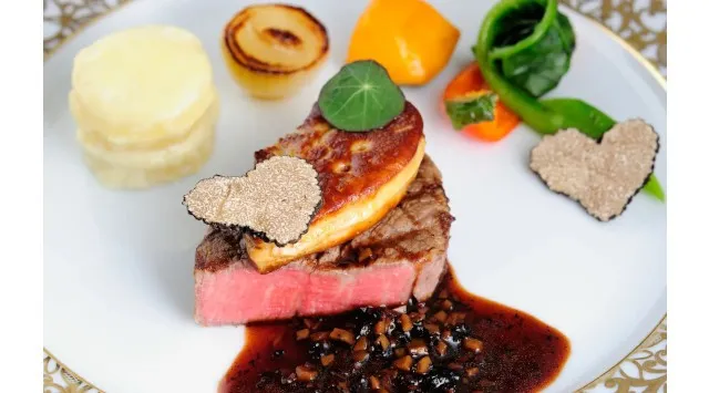 【ホテルグランヴィア岡山】ロビーがクリスマスモード一色に。赤とゴールドを基調としたクリスマスツリーが登場 2025年11月1日（土）～12月25日（木）JR西日本ホテルズ