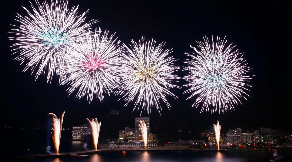 熱海海上花火大会 2026 日程・時間・雨天・穴場・見所・打ち上げ時間 / 観覧場所／サンビーチ海水浴場～熱海港まで海岸線一帯 - 茨城県東茨城郡大洗町 花火大会