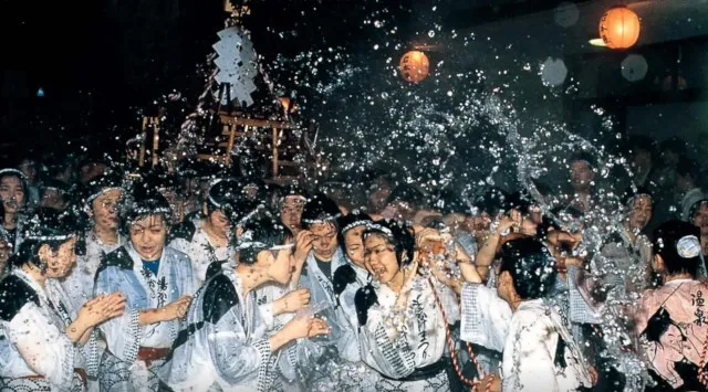 【筋肉×祭り】びしょ濡れ必至！湯河原温泉「湯かけまつり」に筋肉紳士集団ALLOUTが今年も参戦！筋肉盆踊りやお湯かけでマッチョたちが盛り上げる！全国の湯かけ・水かけイベント・フェスも盛り上げます