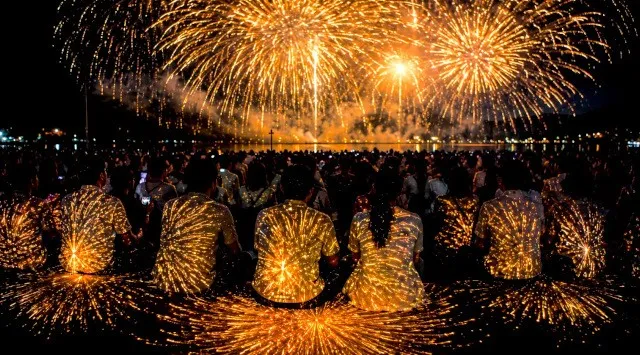 【10月17日】富士・山中湖。10,000発の花火とプロジェクションマッピングの先駆者・長谷川章氏の光が融合する一夜｜IMMERSIVE HANABI MAGIC × AKIRA HASEGAWA