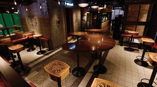 新宿・歌舞伎町パブリックスタンド2号店！時間無制限飲み放題！更に、出入り自由！約100種類以上の無制限飲み放題メニュー！女性は全店舗出入り自由！割引クーポンあり！JR新宿駅 東口 徒歩5分！