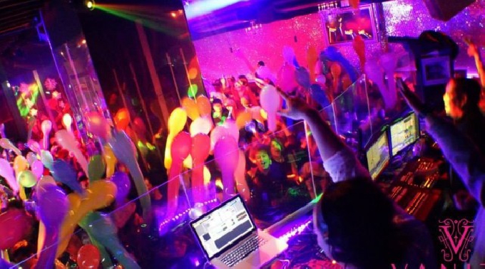 【VANITY OSAKA 5/19 金曜日】日本初のLEDシステム＆シャンデリヤ輝く超豪華空間！大阪・心斎橋で一番女の子に人気のクラブラウンジ“バニティ 大阪”クーポン利用でお得にイベント参加★