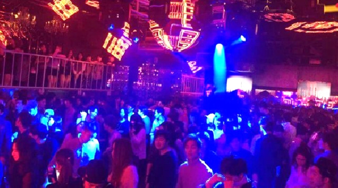 Wax Osaka 9 11 日曜日 毎週末1 300人オーバー 音楽と連動したフェス顔負けの圧巻の演出でフロアの盛り上げる 大阪 心斎橋の大人気クラブ ワックス大阪 クーポン利用でお得 イベントサーチ