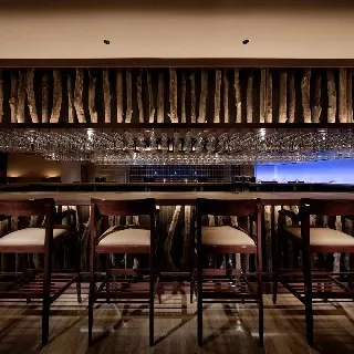 【JIS 難波】世界最上級の相席BAR : 写真