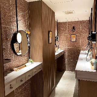 【JIS 西新宿】世界最上級の相席BAR : 写真