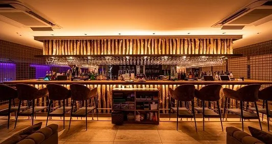 JIS 新宿 - 相席BAR : オープンキッチンで料理を楽しめる