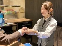 未経験から学べる一流の接客／手当・休暇制度が充実！生活も安定