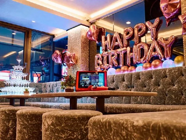 シャンパンタワー＆豪華バルーン、特製ケーキ付♪『プレミアム誕生日＆記念日貸し切りプラン』 3H飲み放題 ＋ 料理全10品付き♪ 9,000円 ⇒ 8,000円