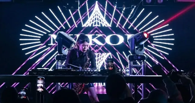 MIKOU（DJ / SAX） : 