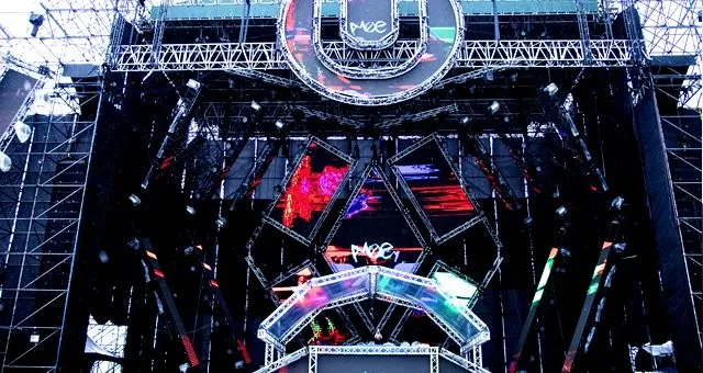 DJ moe - モエ : 各国の「ULTRA MUSIC FESTIVAL」に出演