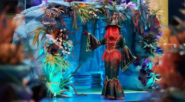 【リゾナーレ熱海】色鮮やかなサンゴや海藻など、まるで海の中のような幻想的な空間を楽しむ「海のいきものハロウィン」開催～相模湾に生息する金目鯛をイメージした魔女と、魔女の家が新たに登場！～