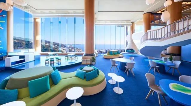 【リゾナーレ熱海】色鮮やかなサンゴや海藻など、まるで海の中のような幻想的な空間を楽しむ「海のいきものハロウィン」開催～相模湾に生息する金目鯛をイメージした魔女と、魔女の家が新たに登場！～