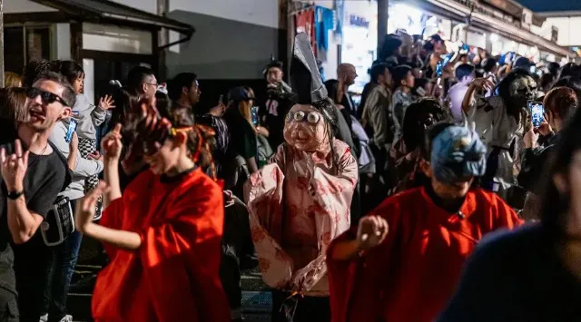 この秋、映画村は「妖怪村」に。魑魅魍魎が江戸の町を跋扈する「うずまさ百鬼夜行」をグレードアップ。ダンスありアートあり、もののけ市あり、国際妖怪サミットありの怪しさパワーアップ 株式会社東映京都スタジオ