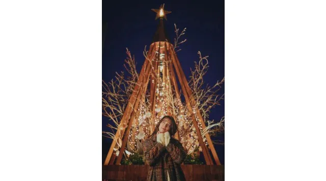 神戸クリスマスマーケット「古城のクリスマス」のシンボル「クリスマスタワー」が高さ7メートルに拡大！11/8（土）に点灯セレモニーを開催。「森のクリスマスツリー」の点灯セレモニーも同日開催。