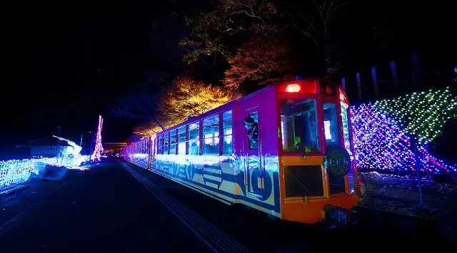 【京都・亀岡】冬を彩る特別運行！12月2日（火）イルミネーション列車「嵯峨野トロッコ ～冬の夜を彩るスイーツ列車～」が登場。株式会社SBI MUSIC CIRCUS