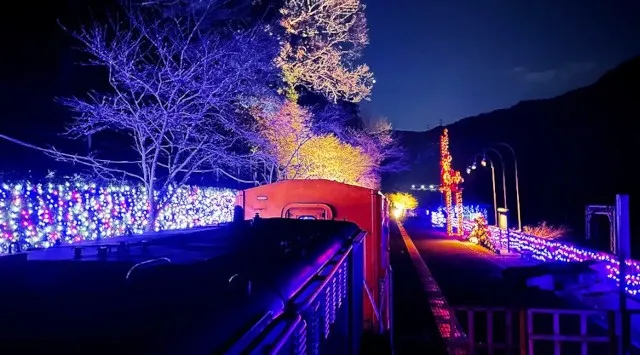 【京都・亀岡】冬を彩る特別運行！12月2日（火）イルミネーション列車「嵯峨野トロッコ ～冬の夜を彩るスイーツ列車～」が登場。株式会社SBI MUSIC CIRCUS