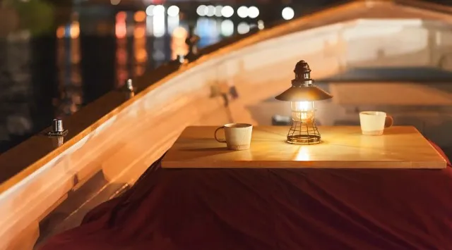 【OMO5小樽】船上のこたつに包まれ、雪が降り積もるレトロな街並みを眺める「小樽運河こたつクルージング」今年も開催～「小樽洋菓子舗ルタオ」小樽運河の雪景色を表現したスイーツが新登場～星野リゾート