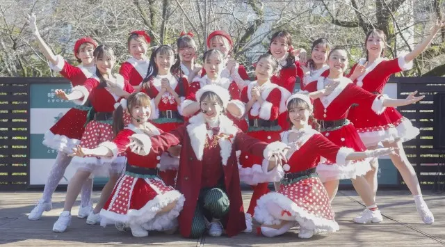 イルミネーションとダンスが奏でる、冬のファンタジー。御殿場高原 時之栖でしか見られない、心あたたまるクリスマスの夜を。きらめくイルミネーションの中、ダンサーたちが紡ぐ心温まるステージ。株式会社時之栖