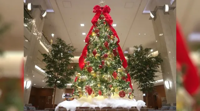 【ホテルグランヴィア岡山】ロビーがクリスマスモード一色に。赤とゴールドを基調としたクリスマスツリーが登場 2025年11月1日（土）～12月25日（木）JR西日本ホテルズ