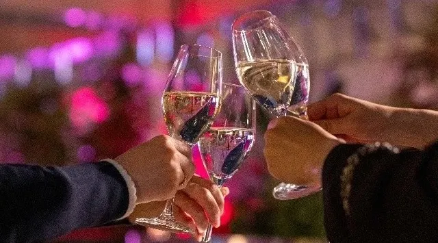 JAM17 DINING & BAR｜DJ＆テーブルマジックで盛り上がる！新宿・歌舞伎町のカウントダウンパーティー開催— ご家族・ご友人と楽しむ、温もりあふれるシェアスタイルの新春ディナーもご用意 —