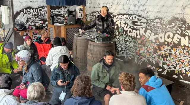 長野県HAKUBA VALLEY 「白馬つがいけマウンテンリゾート」に、日本初となる温泉足湯×DJブースを同時に楽しめる「Ashiyu Stage & Lounge」が誕生 株式会社ヤマアイクルー