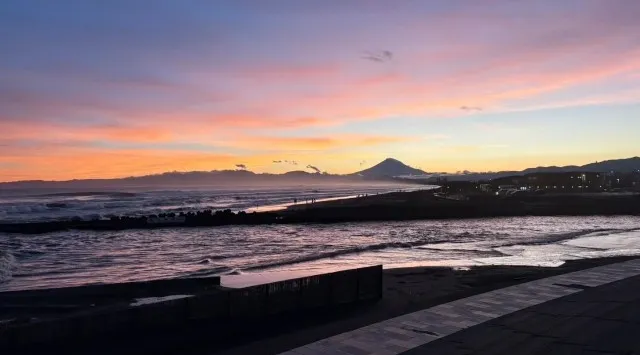 日本三大イルミネーション「湘南の宝石」に新スポット。鵠沼海浜公園 HUG-RIDE PARKに海辺の夕景に輝く高さ3.5mの木製オブジェが初登場！12月20日(土)〜1月12日(月・祝)まで限定開催