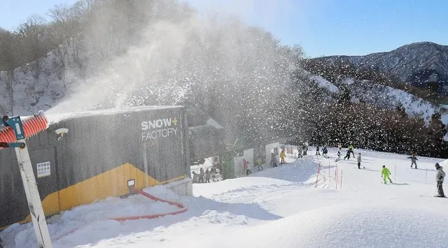 暖冬・少雪でも【スキー場集客が過去最多】！開業５６年目に１２月末までの来場者数「３万１３２８人」を記録！「人工造雪機の雪造り」で秋からゲレンデオープン！関西最大級のスキー場「グランスノー奥伊吹」