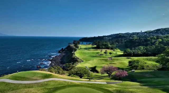 【川奈ホテル・川奈ホテルゴルフコース】普段は入ることができない絶景コースで「一度に四度おいしい」1日1組さま限定のお花見周遊ツアー 株式会社西武・プリンスホテルズワールドワイド