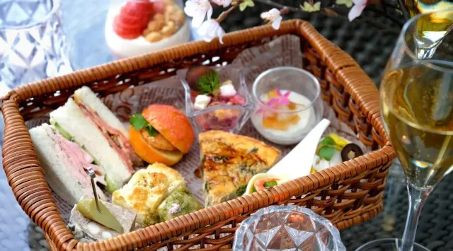 【ホテル椿山荘東京】桜とシャンパンが彩る、春限定のラグジュアリーなピクニック「Twilight Sakura Terrace」 3月2日よりスタート～お食事後、夜桜の余韻を楽しめるステイプランも登場～